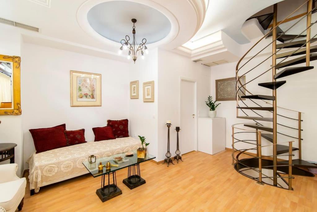 Traditional Vintage House Plaka, Center